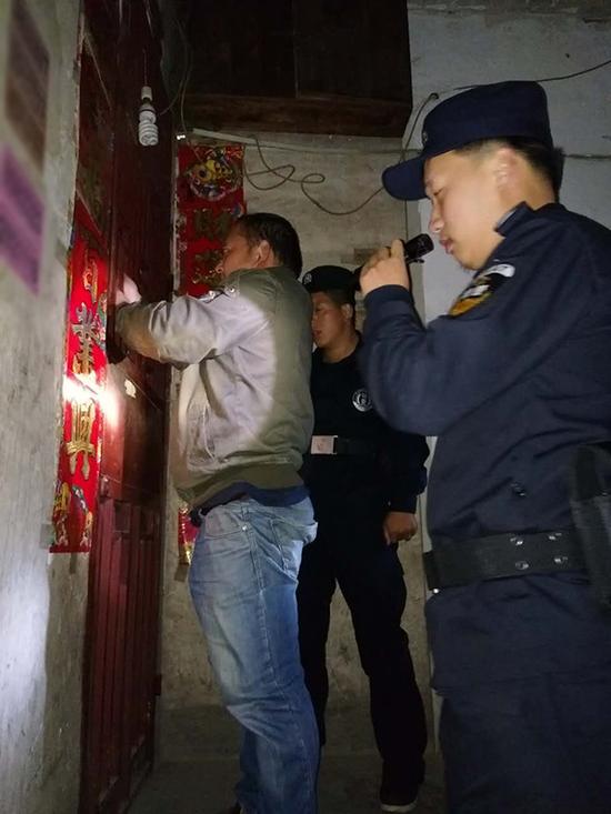 嘉峪关粗心妈妈误将幼女锁家中 民警全城寻开锁师傅开门